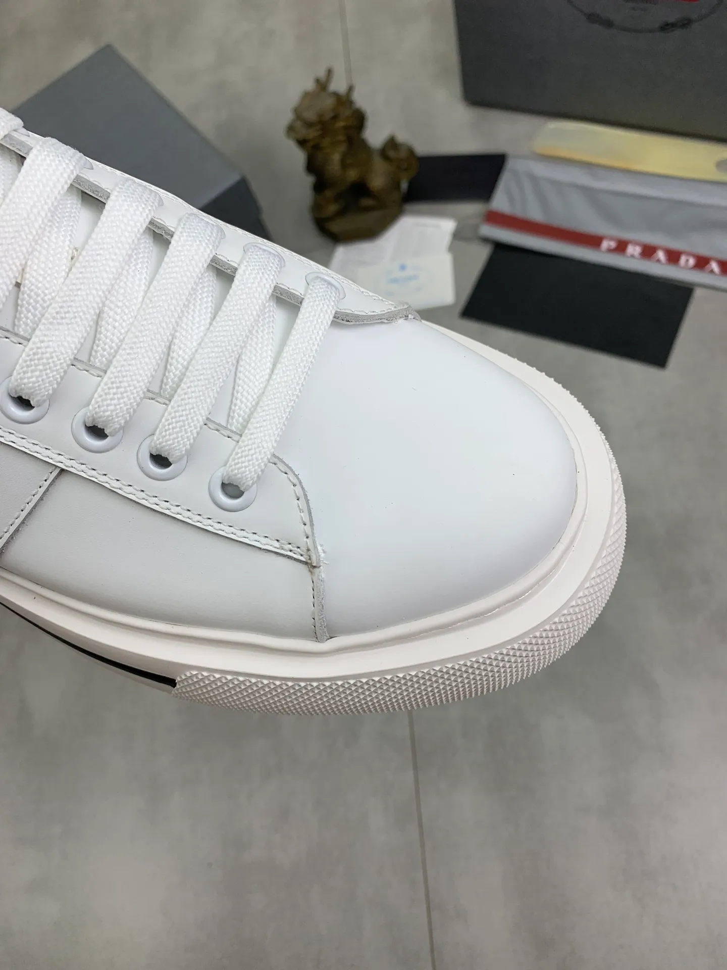 Men's Men's Shoes💰P560💰【New Style】 The latest model of high-quality PRADA classic men's shoes has been launched on the official website in 1:1 replica, synchronized in Hong Kong counters and on the same catwalk; all made of calfskin ➕Imported cowhide lining, 🍡🍡original rubber outsole 1:1 non-slip and wear-resistant; comfortable to wear, attractive style, fine workmanship, and simple and neat shoe last, showing a man's courage and toughness, 👍Number 38 to 44 (45 can be customized) 4⃣️colors🉑️ to choose from